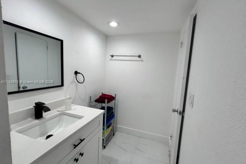 Condo in Hollywood, Florida, 1 bedroom  № 1716054 - photo 20
