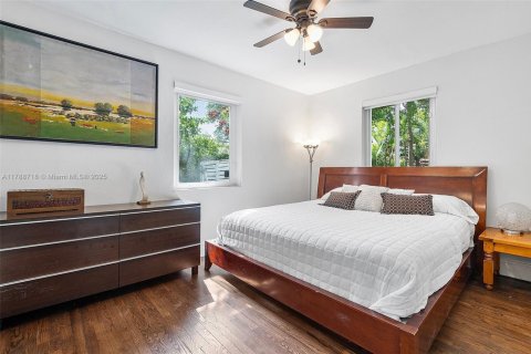House in Biscayne Park, Florida 4 bedrooms, 124.02 sq.m. № 1704923 - photo 28