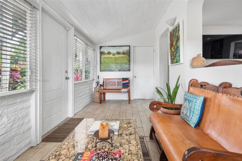 House in Biscayne Park, Florida 4 bedrooms, 124.02 sq.m. № 1704923 - photo 8