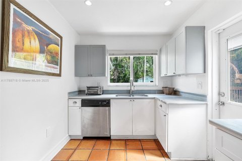 House in Biscayne Park, Florida 4 bedrooms, 124.02 sq.m. № 1704923 - photo 18