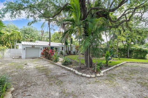 House in Biscayne Park, Florida 4 bedrooms, 124.02 sq.m. № 1704923 - photo 5