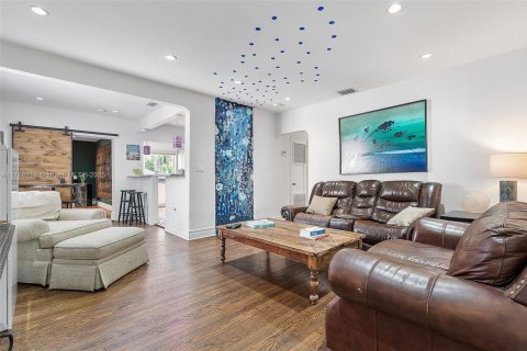 House in Biscayne Park, Florida 4 bedrooms, 124.02 sq.m. № 1704923 - photo 9