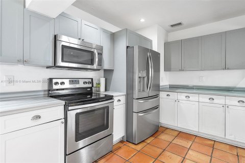 House in Biscayne Park, Florida 4 bedrooms, 124.02 sq.m. № 1704923 - photo 20