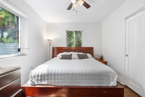 House in Biscayne Park, Florida 4 bedrooms, 124.02 sq.m. № 1704923 - photo 29