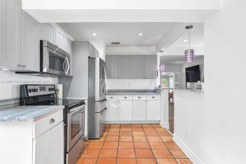 House in Biscayne Park, Florida 4 bedrooms, 124.02 sq.m. № 1704923 - photo 19