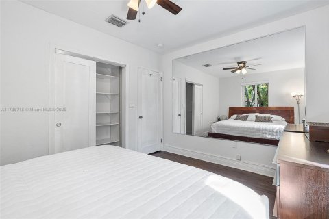 House in Biscayne Park, Florida 4 bedrooms, 124.02 sq.m. № 1704923 - photo 30