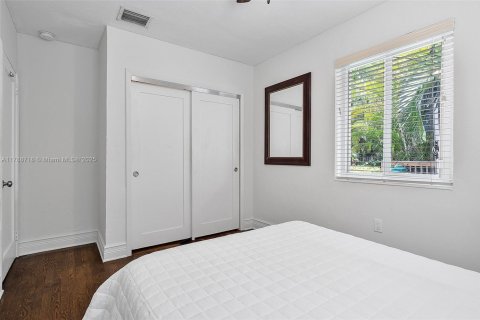 House in Biscayne Park, Florida 4 bedrooms, 124.02 sq.m. № 1704923 - photo 27