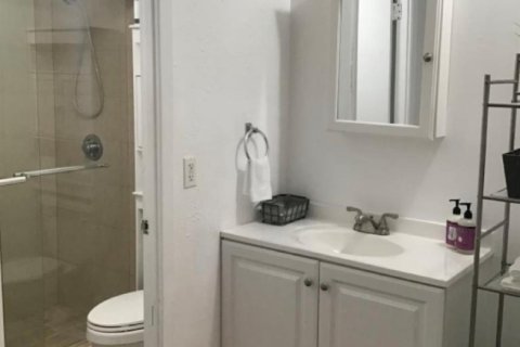 Condo in Hallandale Beach, Florida, 2 bedrooms  № 741881 - photo 1