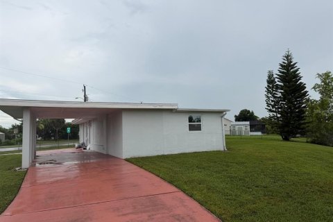 House in Port Charlotte, Florida 3 bedrooms, 104.42 sq.m. № 2280269 - photo 3