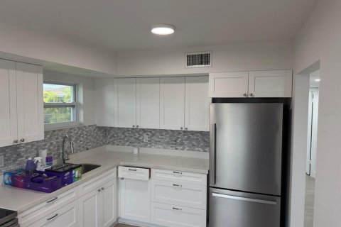 House in Port Charlotte, Florida 3 bedrooms, 104.42 sq.m. № 2280269 - photo 23