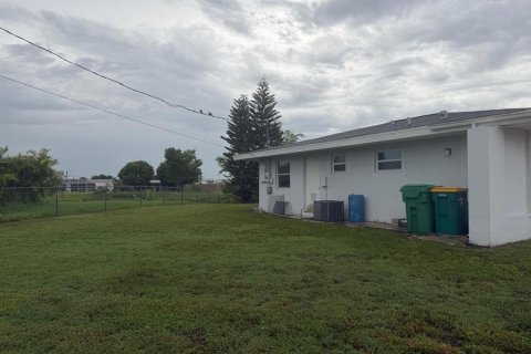 House in Port Charlotte, Florida 3 bedrooms, 104.42 sq.m. № 2280269 - photo 25