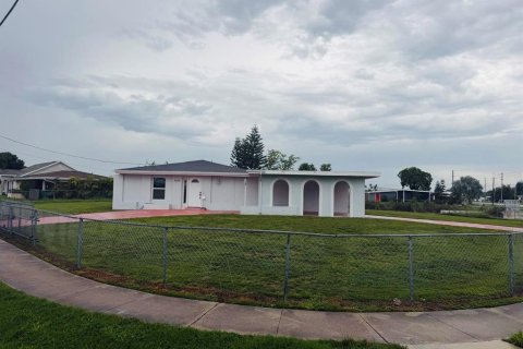 House in Port Charlotte, Florida 3 bedrooms, 104.42 sq.m. № 2280269