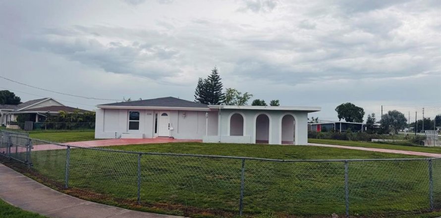 House in Port Charlotte, Florida 3 bedrooms, 104.42 sq.m. № 2280269