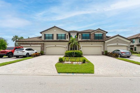 Condo in Lakewood Ranch, Florida, 3 bedrooms in LAKEWOOD NATIONAL  № 624039 - photo 2