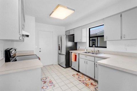 House in Lakeland, Florida 2 bedrooms, 126.9 sq.m. № 2200120 - photo 12
