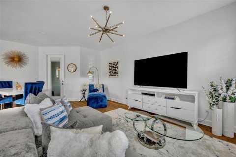 House in Orlando, Florida 3 bedrooms, 171.96 sq.m. № 1899243 - photo 17