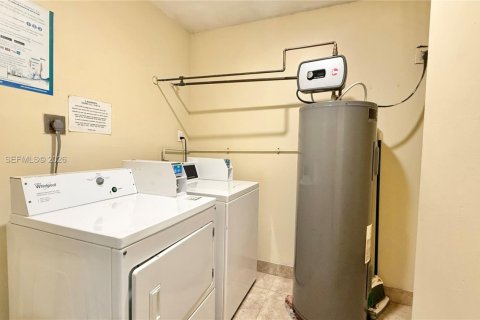 Condo in Hollywood, Florida, 1 bedroom  № 2068871 - photo 15