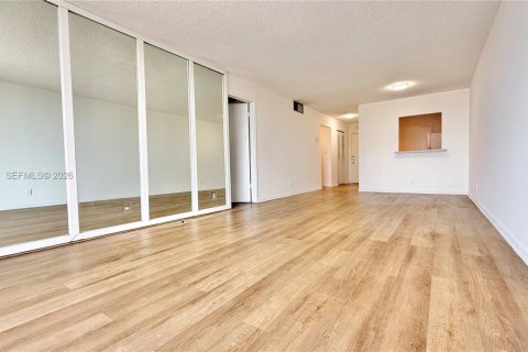 Condo in Hollywood, Florida, 1 bedroom  № 2068871 - photo 4