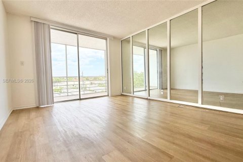 Condo in Hollywood, Florida, 1 bedroom  № 2068871 - photo 5