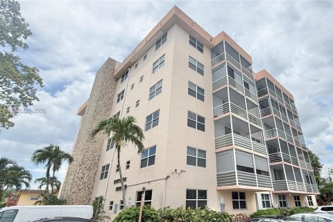 Condo in Hollywood, Florida, 1 bedroom  № 2068871 - photo 16