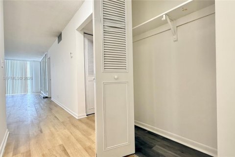 Condo in Hollywood, Florida, 1 bedroom  № 2068871