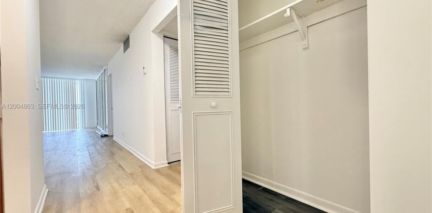 Condo in Hollywood, Florida, 1 bedroom  № 2068871