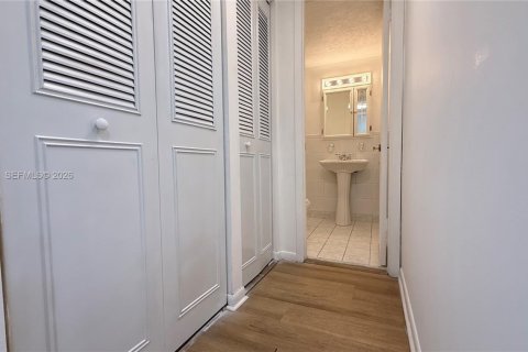 Condo in Hollywood, Florida, 1 bedroom  № 2068871 - photo 13