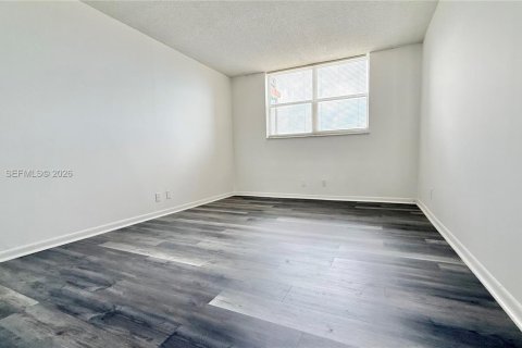 Condo in Hollywood, Florida, 1 bedroom  № 2068871 - photo 11