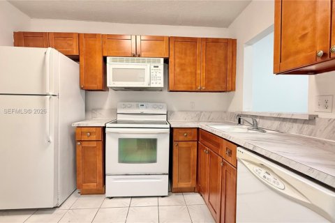 Condo in Hollywood, Florida, 1 bedroom  № 2068871 - photo 2