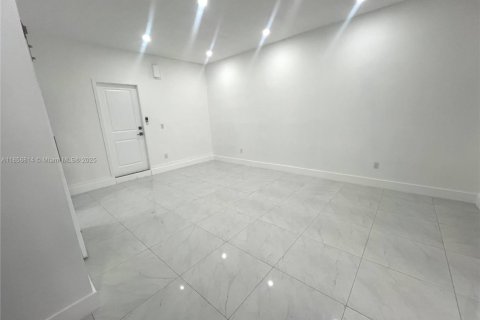 Immobilier commercial à louer à Homestead, Floride: 1 chambre, 244.61 m2 № 1881817 - photo 2