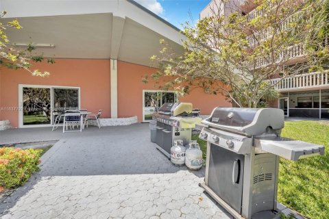 Condo in Hallandale Beach, Florida, 2 bedrooms  № 1710441 - photo 26