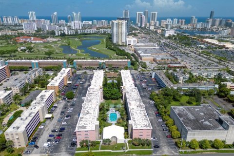 Condo in Hallandale Beach, Florida, 2 bedrooms  № 1710441 - photo 29