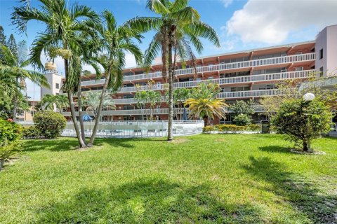Condo in Hallandale Beach, Florida, 2 bedrooms  № 1710441 - photo 1