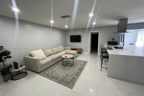 Villa ou maison à vendre à Sunrise, Floride: 3 chambres, 115.85 m2 № 2422257 - photo 2