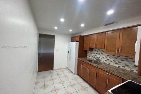 Condo in Bay Harbor Islands, Florida, 1 bedroom  № 1850671 - photo 3