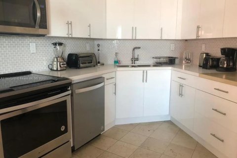 Снять в аренду кондоминиум в Майами-Бич, Флорида 3 спальни, 126.35м2, № 1960321 - фото 6