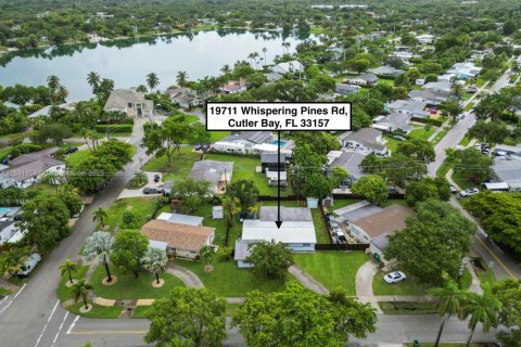 House in Cutler Bay, Florida 5 bedrooms, 197.88 sq.m. № 1833966 - photo 1