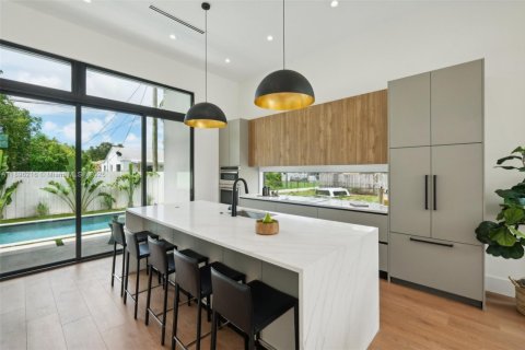 House in Miami, Florida 4 bedrooms, 198.44 sq.m. № 1948984 - photo 5
