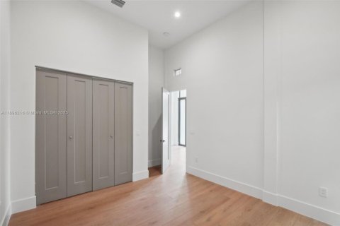 House in Miami, Florida 4 bedrooms, 198.44 sq.m. № 1948984 - photo 14