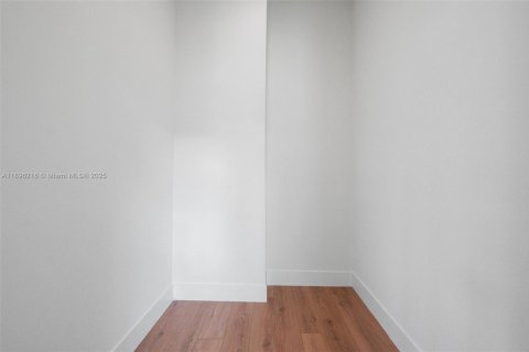 House in Miami, Florida 4 bedrooms, 198.44 sq.m. № 1948984 - photo 11