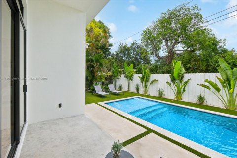 House in Miami, Florida 4 bedrooms, 198.44 sq.m. № 1948984 - photo 18