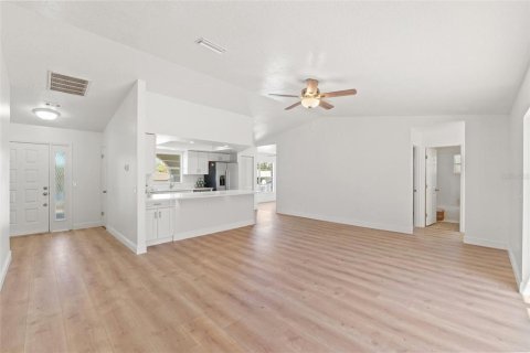 House in Spring Hill, Florida 3 bedrooms, 128.02 sq.m. № 1571718 - photo 7