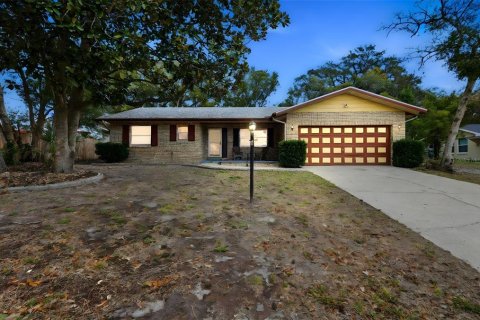 House in DeBary, Florida 2 bedrooms, 131.46 sq.m. № 2096548