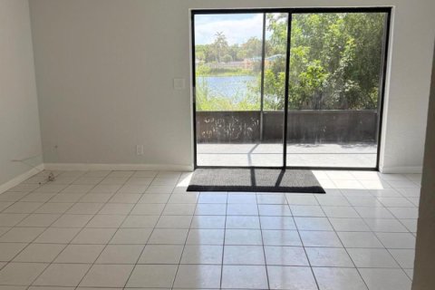 Villa ou maison à louer à Palm Springs, Floride: 4 chambres, 140.1 m2 № 2262409 - photo 4