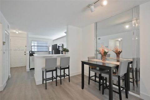 Condominio en venta en Tamarac, Florida, 2 dormitorios, 91.51 m2 № 2032734 - foto 3