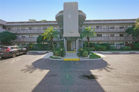 Condominio en Tamarac, Florida, 2 dormitorios № 2032734