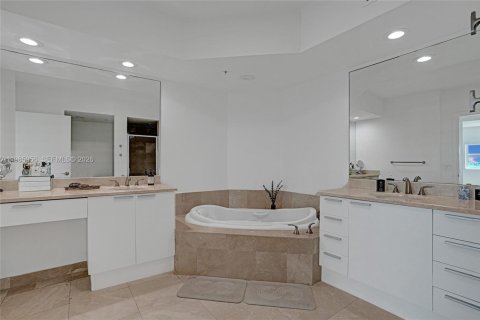 Купить кондоминиум в Норт-Майами, Флорида 2 спальни, 170.38м2, № 2049050 - фото 23