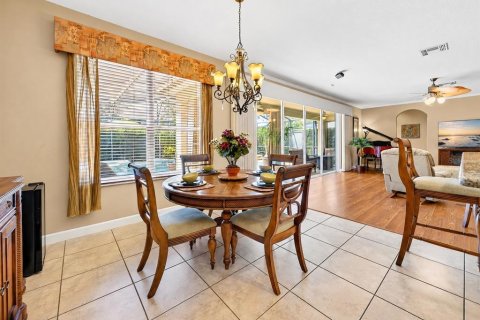 House in Orlando, Florida 6 bedrooms, 336.49 sq.m. № 2284524 - photo 8