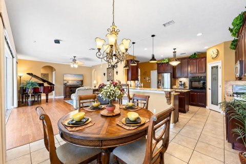 House in Orlando, Florida 6 bedrooms, 336.49 sq.m. № 2284524 - photo 9