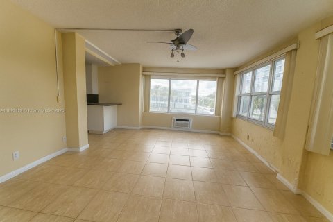 Condo in Fort Lauderdale, Florida, 1 bedroom  № 1945302 - photo 2